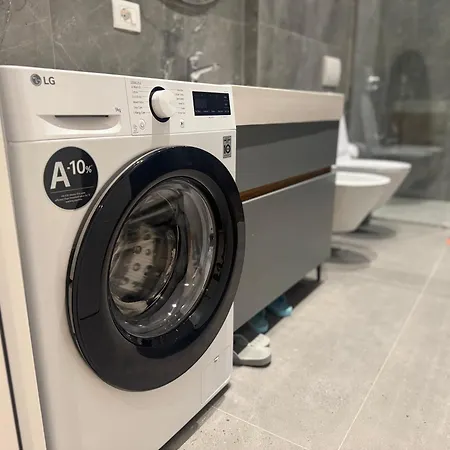 Emerald Luxury 2 Bedroom, 2 Bathroom *