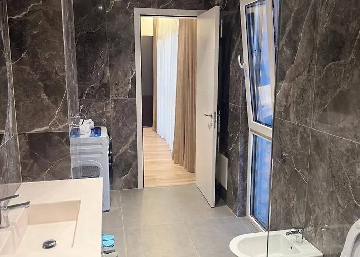 Emerald Luxury 2 Bedroom, 2 Bathroom Тирана